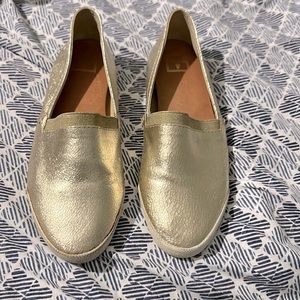 FRYE Womens Melanie Closed Toe Slide Flats Gold Crackle White Soles